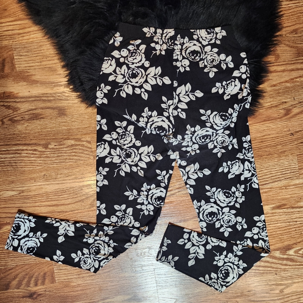 Black with White Roses Leggings Women's One Size (0-12)